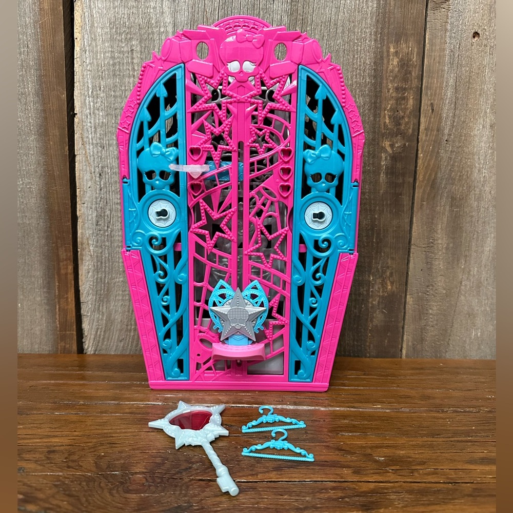 Monster High Skulltimate Secrets Hauntlywood Mysteries Doll Closet Catty Noir